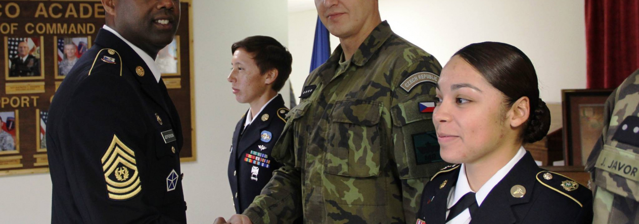Rotný Šimek s velitelem 7th Army Noncommissioned Officer Academy CSM Jeffersonem při předání ocenení „Awarded for Exellence“ za výtečné splnění ústní zkoušky.