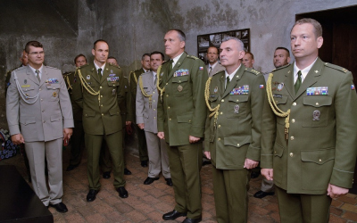 Zástupci Velitelství výcviku - Vojenské akademie a hosté ceremoniálu, který se konal při příležitosti ukončení kurzu