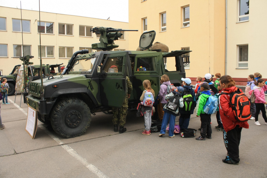 Malí návštěvnící si mohli prohlédnout i naši bojovou techniku