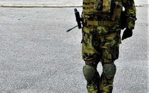 velitel zdraví vojáky na nástupu