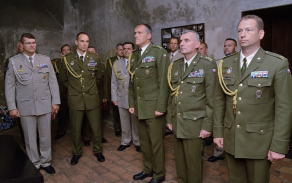 Zástupci Velitelství výcviku - Vojenské akademie a hosté ceremoniálu, který se konal při příležitosti ukončení kurzu