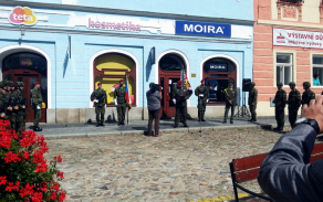Velitel 44.lmopr přednáší svůj projev