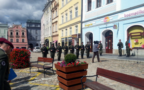 Čestná stráž na Náměstí míru